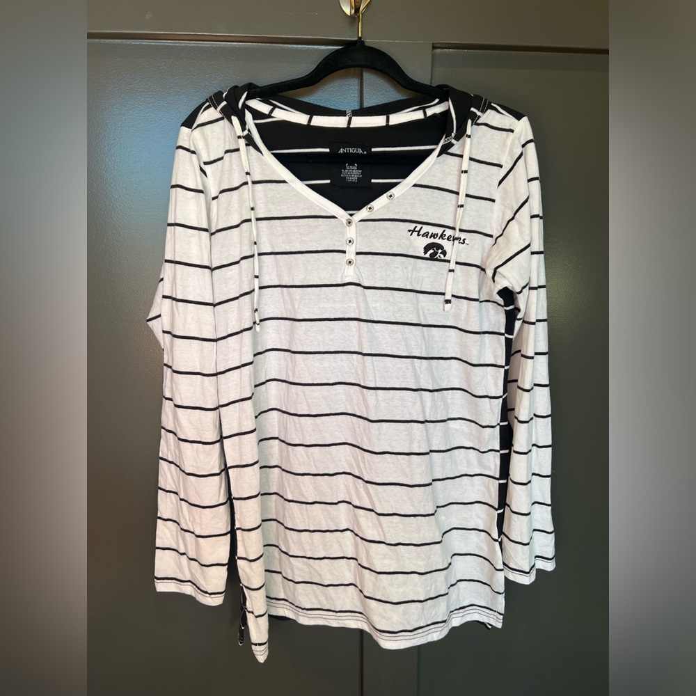 Iowa Hawkeye Antigua Long Sleeve Hooded Shirt
